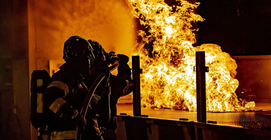 SLANINA mu umalo došla GLAVE: Pala na ŽAR, pa ZAPALILA sušaru, a vlasnik završio s TEŠKIM OPEKOTINAMA