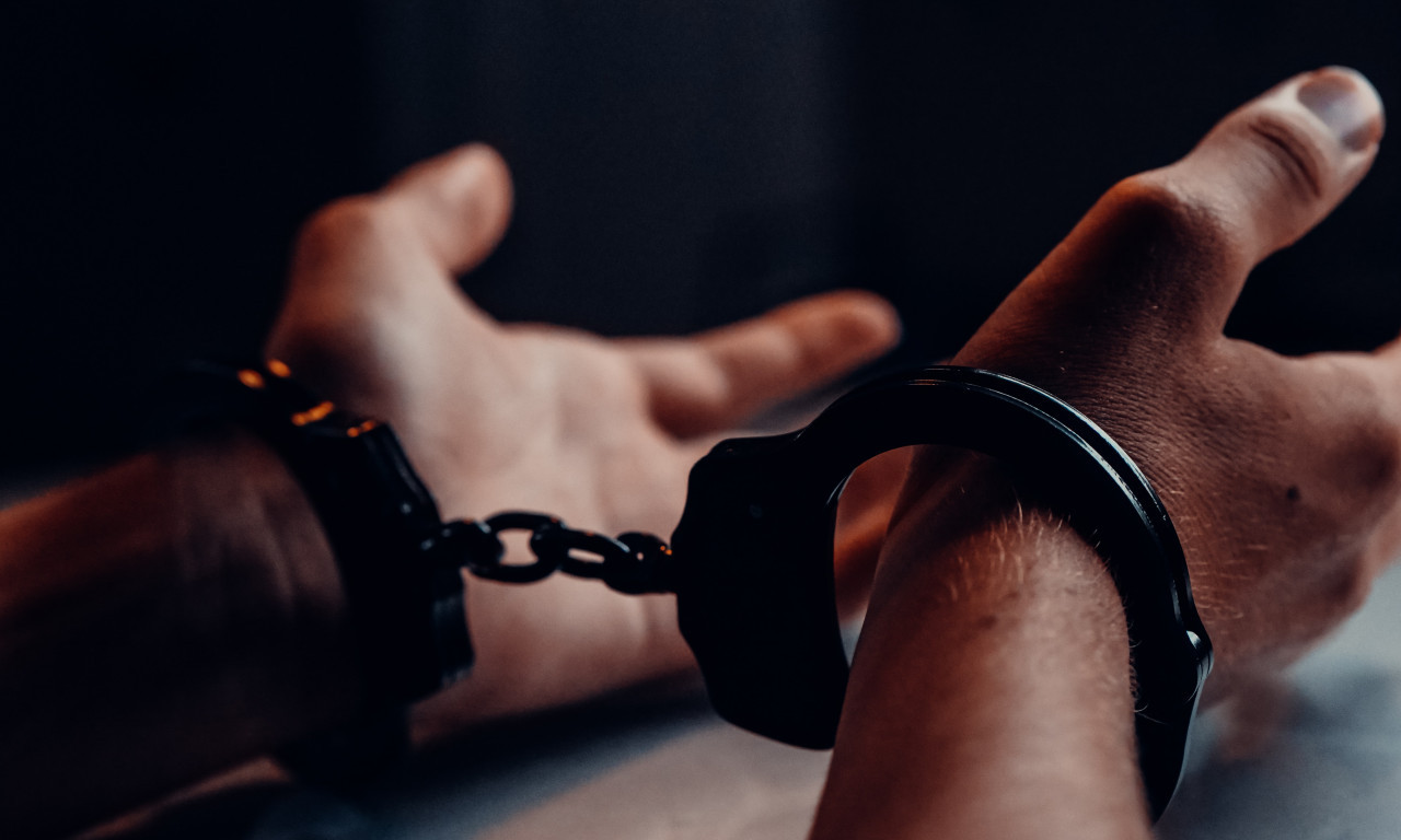 UHAPŠEN MLADIĆ (21) U LESKOVCU KOD KOJEG JE PRONAĐENA DROGA Napao policajce biber sprejem
