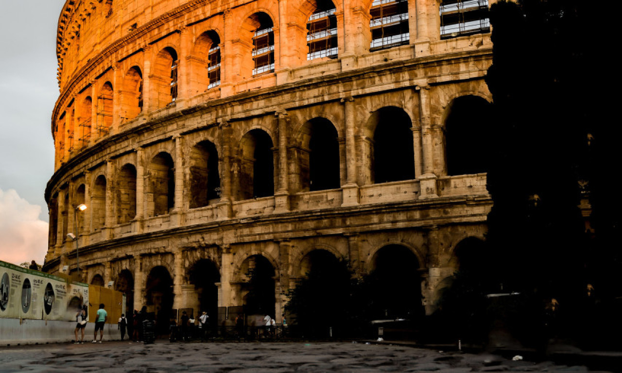 Potpisala se na KOLOSEUM, a sad će to SKUPO DA PLATI: Tinejdžerka UHVAĆENA NA DELU