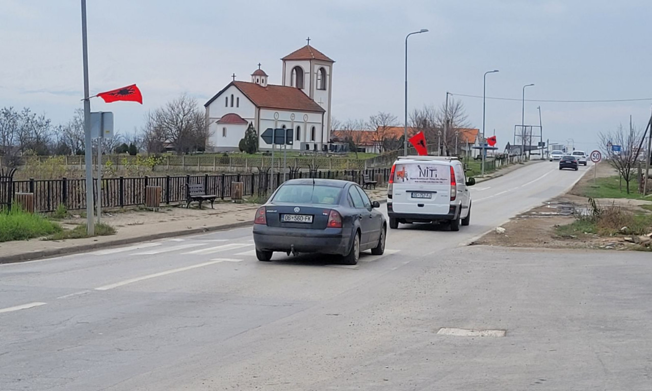 Još jedan pokušaj ZASTRAŠIVANJA SRPSKOG NARODA - albanske zastave u Severnoj Mitrovici i Klokotu