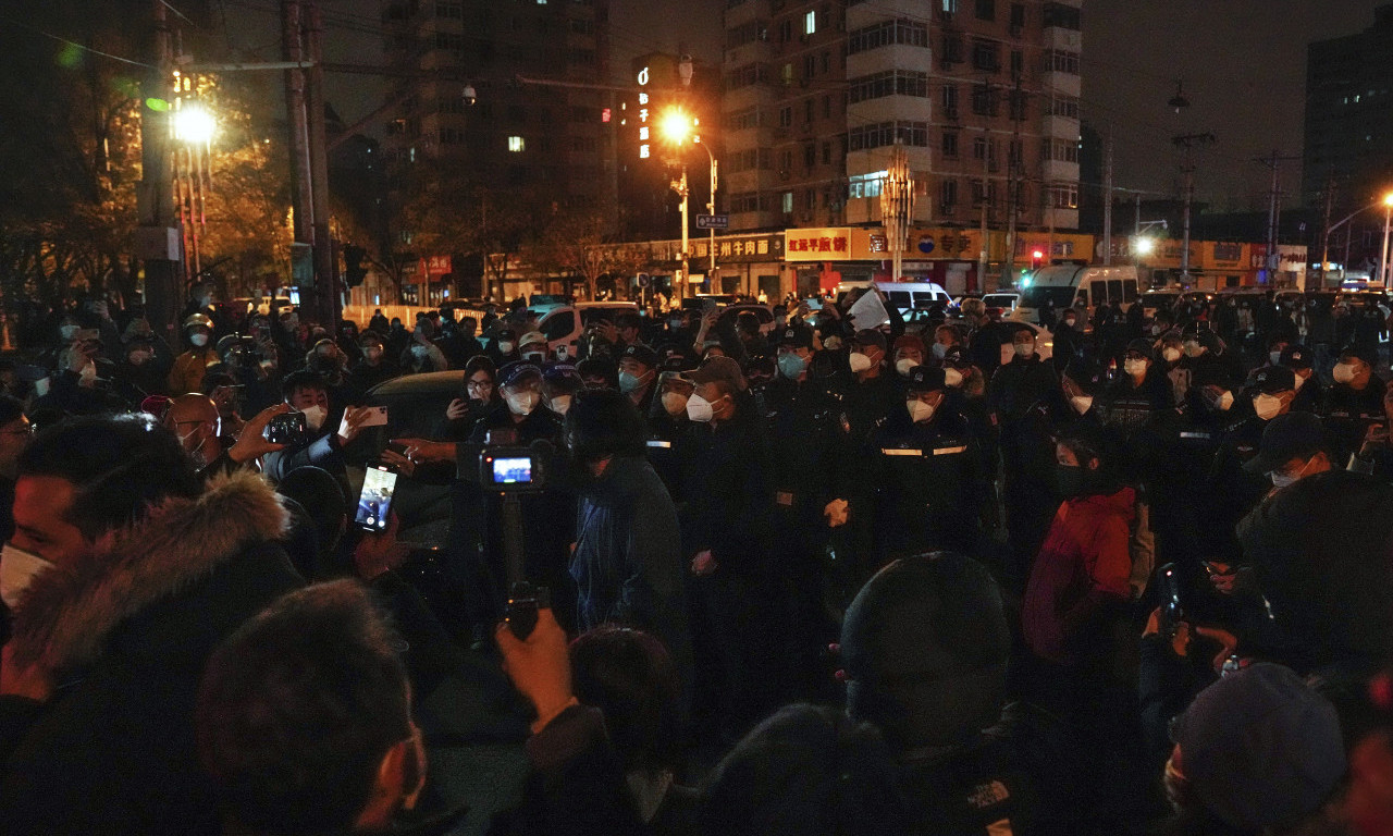 "DOLE SI" širom KINE: Reka ljudi NA ULICAMA, policija HAPSI i zbog snimka, PRETUKLI novinara BBC-a