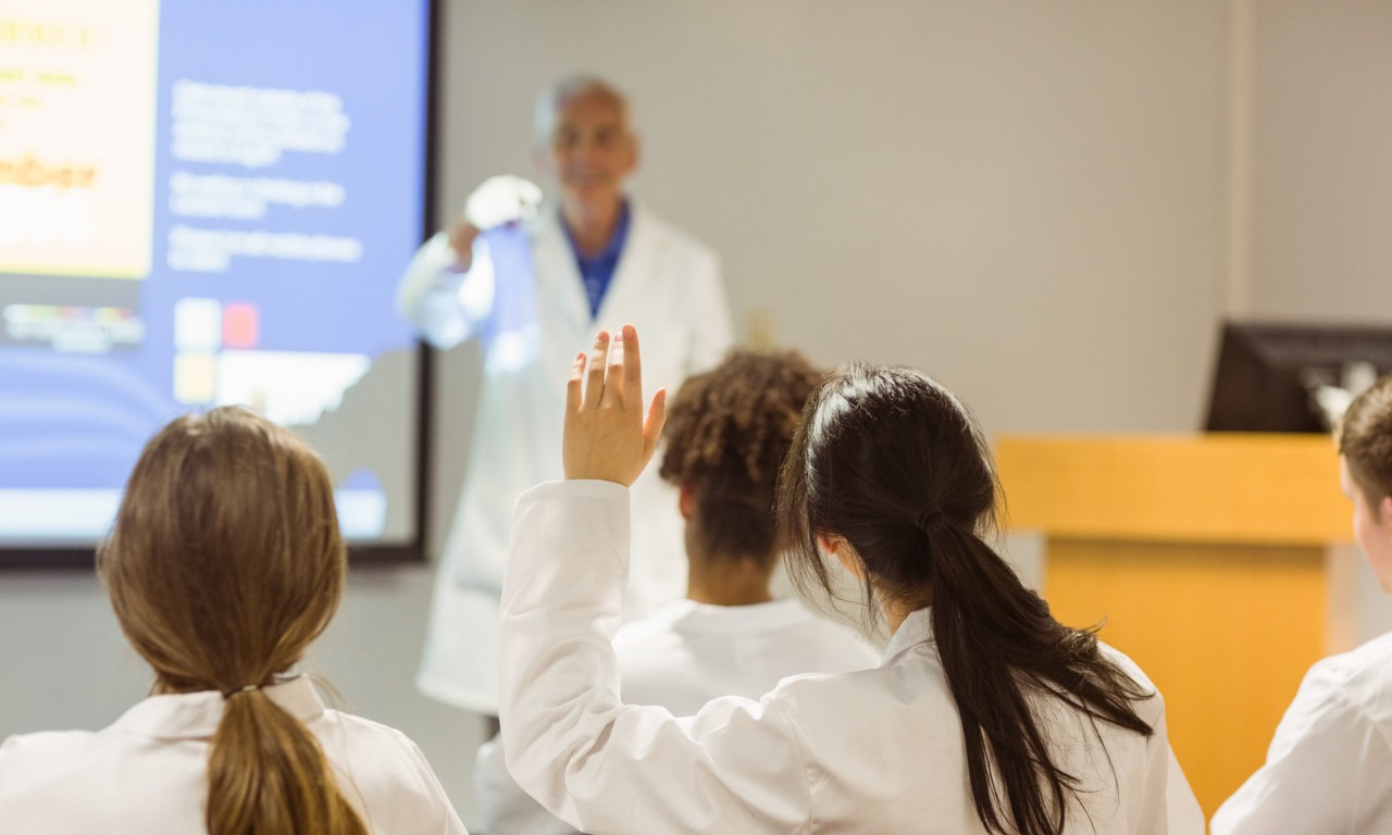 Nastavnik davao ISPITNA PITANJA u zamenu za FOTOGRAFIJE NAGIH UČENICA