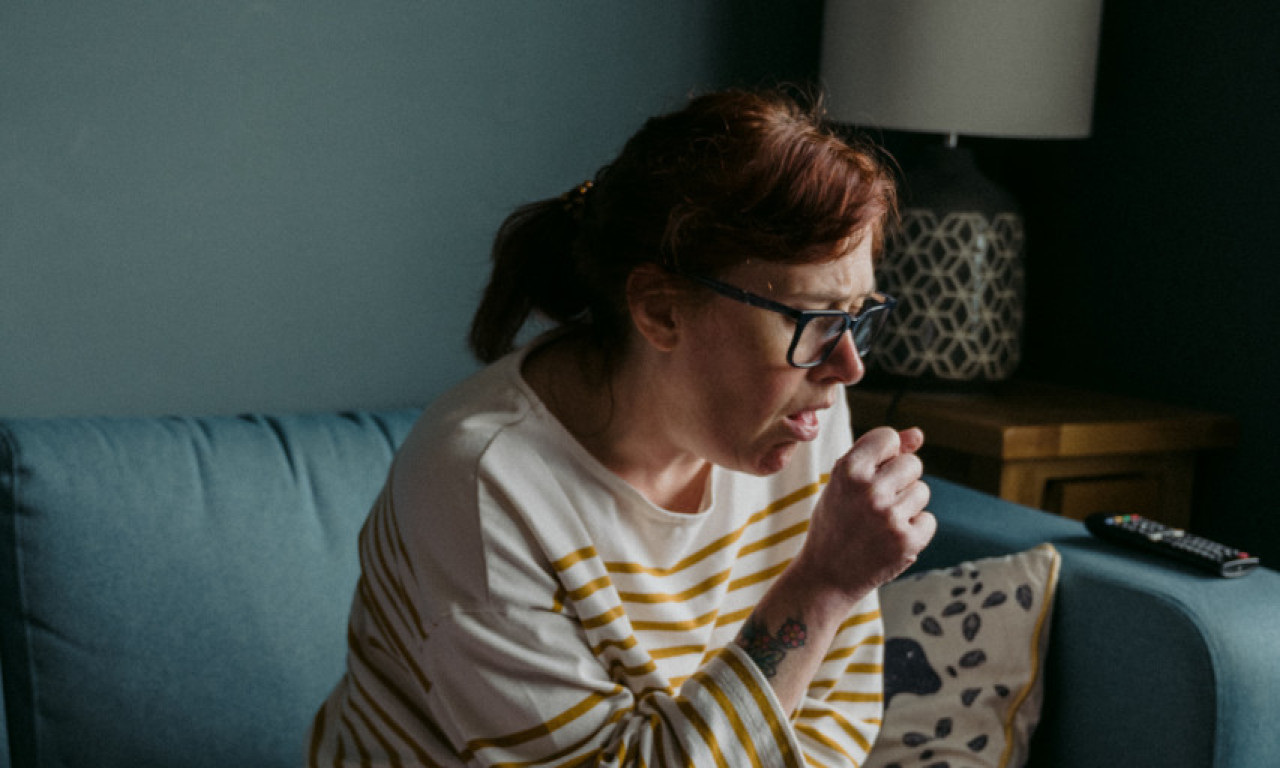 Neki domaći lekovi STVARNO RADE: Evo kako da SPREČITE uporan KAŠALJ i BOL U GRLU