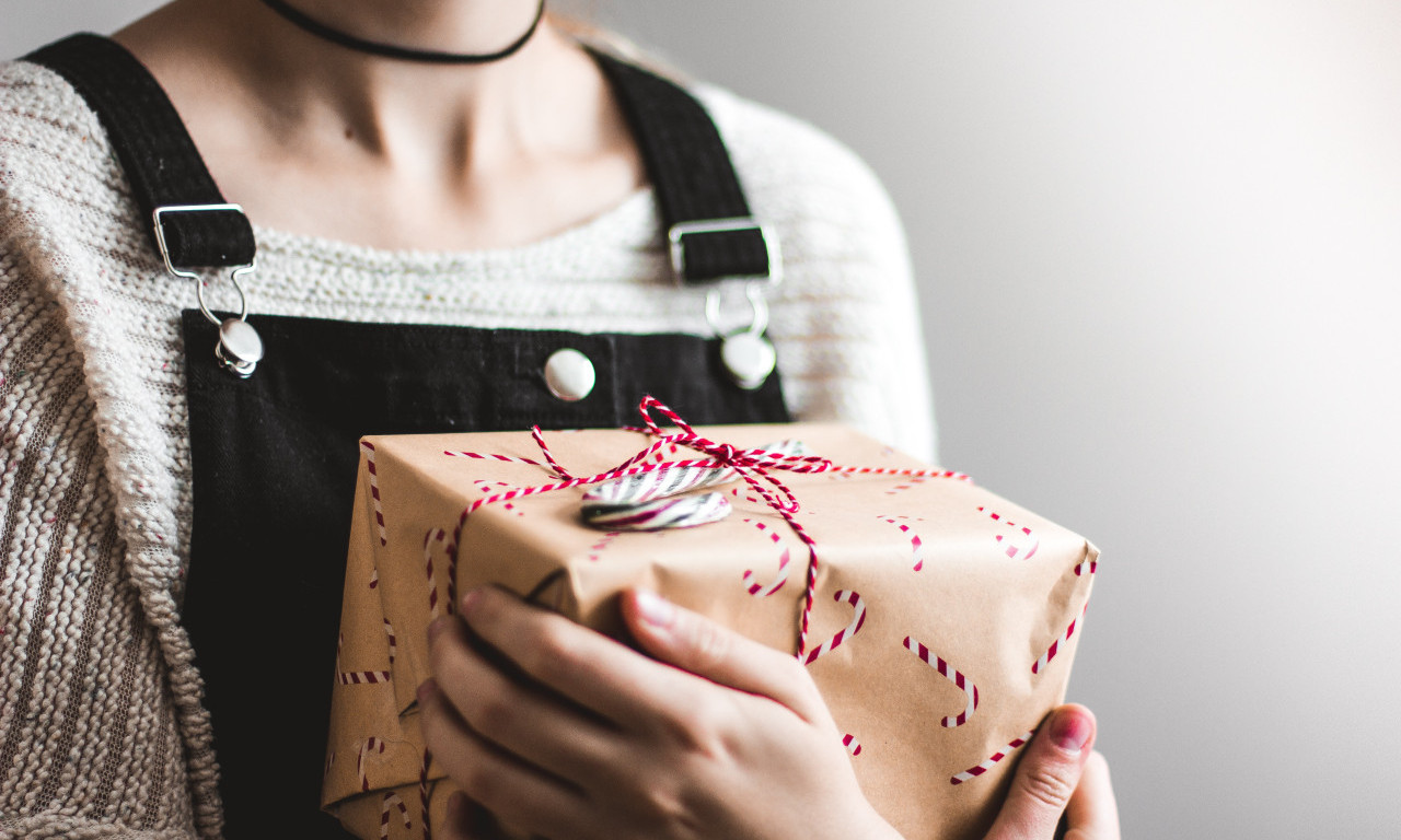 DECI PRODAVALI NOVOGODIŠNJE PAKETIĆE SA ISTEKLIM ROKOM! Bruje mreže u Srbiji: Pogledajte šta piše na skrivenoj nalepnici (FOTO)
