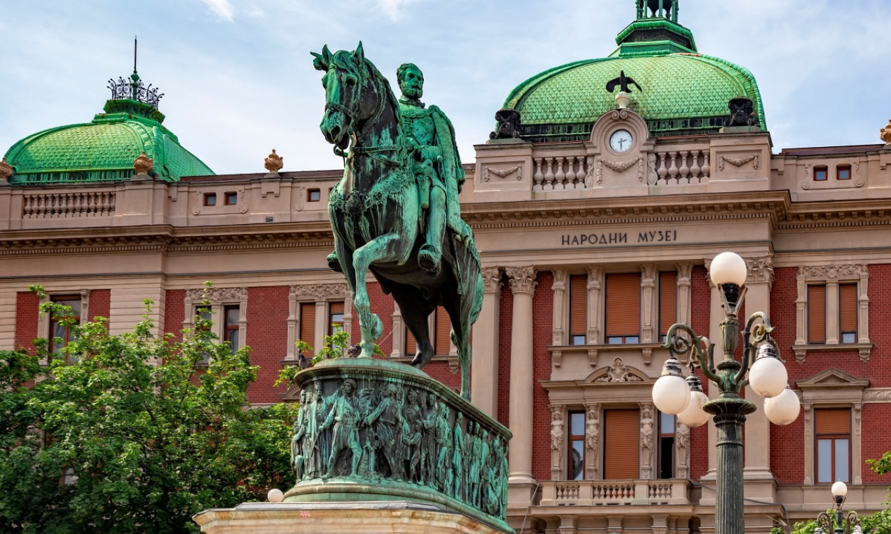 PROTESTI NA TRGU REPUBLIKE Povodom 8. marta protesne šetnje u Beogradu i Novom Sadu