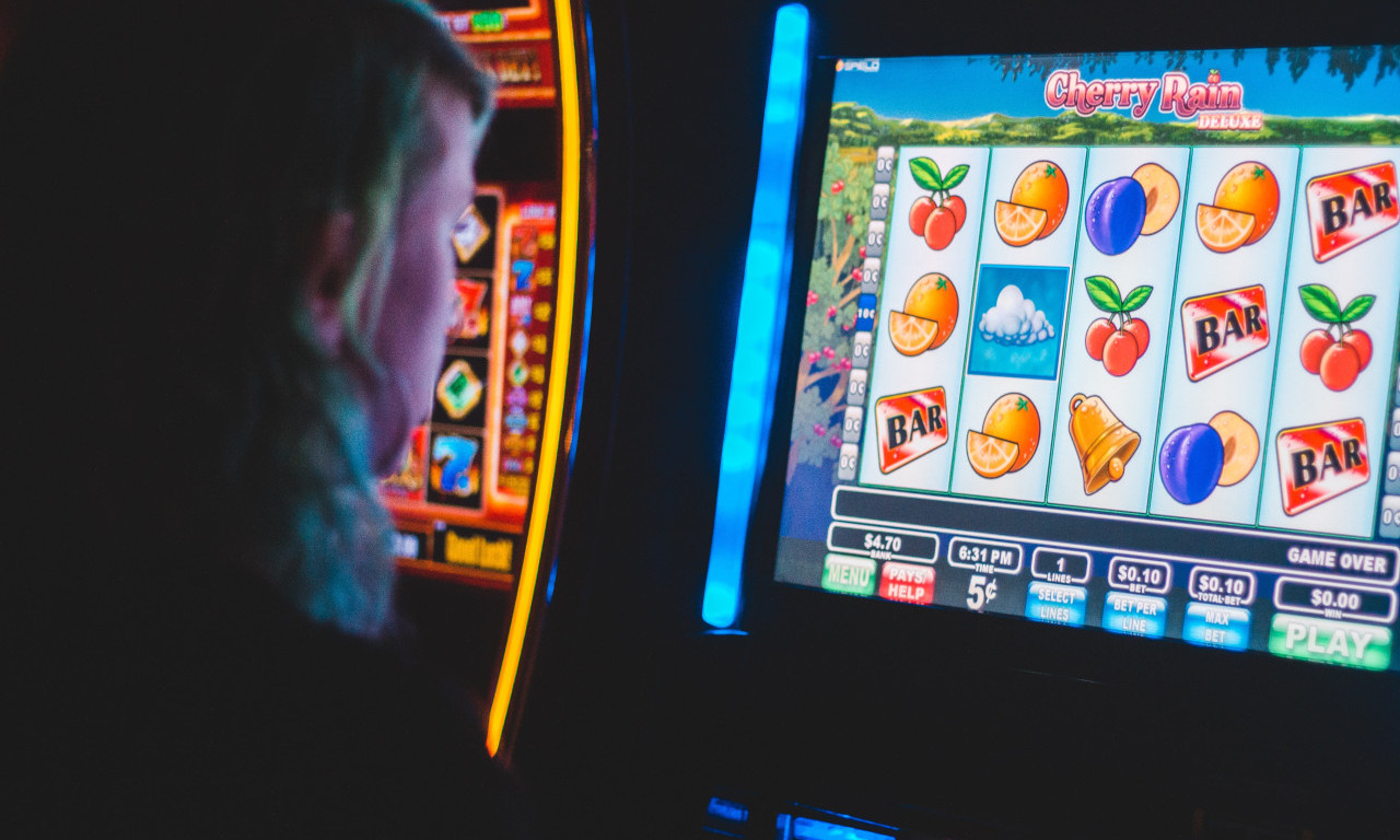 VELIKA TUČA U KOCKARNICI u Novom Sadu: IZLOG DEMOLIRAN, staklo letelo na sve strane, IMA POVREĐENIH