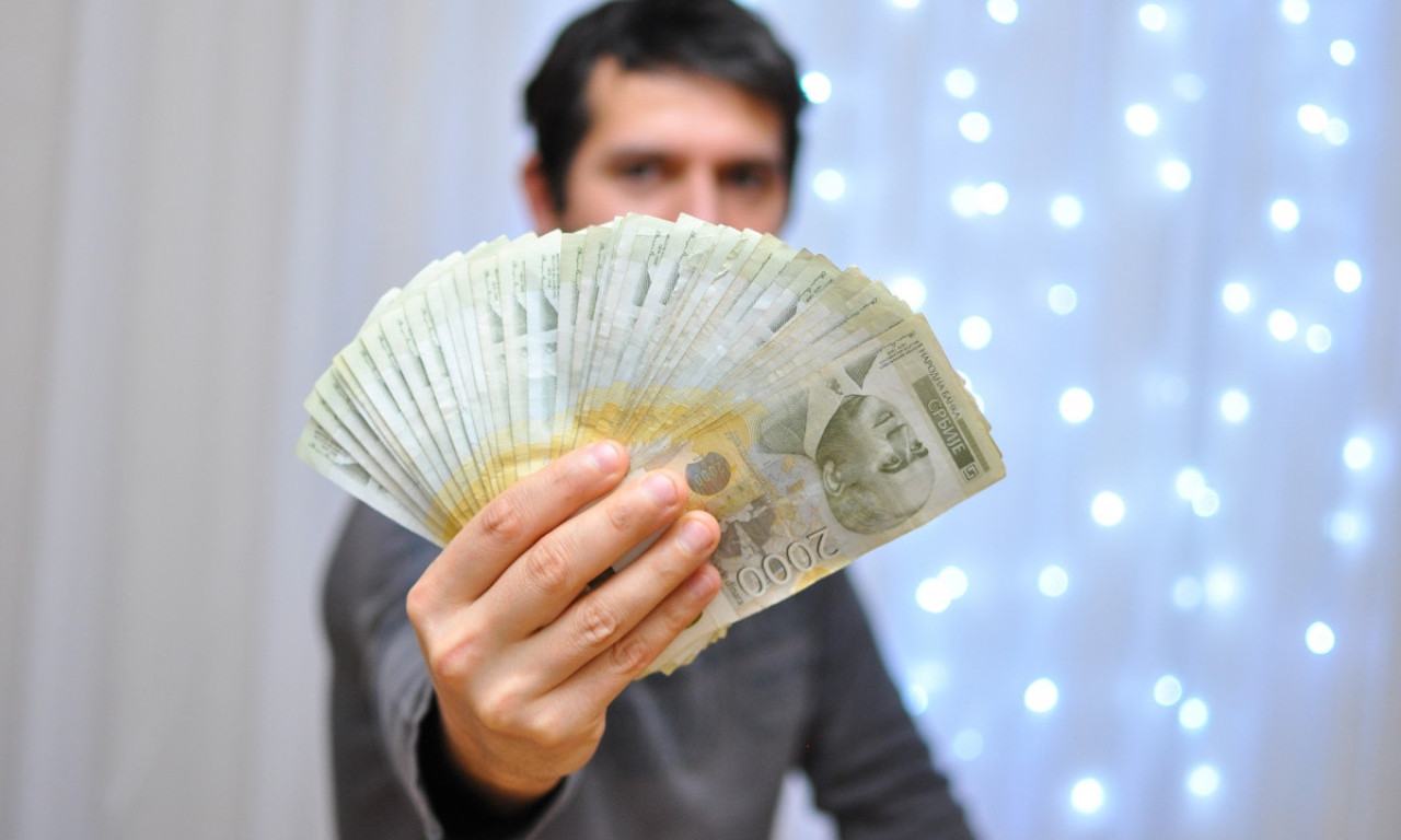 STIŽU PARICE: Danas počinje ISPLATA redovne NOVČANE naknade NEZAPOSLENIMA za JUL