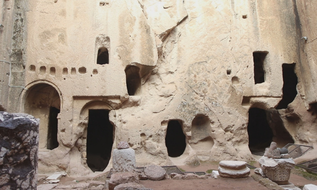 Neverovatan PRAVOSLAVNI MANASTIR u Kapadokiji: Eski Gumusler je ISKLESAN na STRMOJ STENI