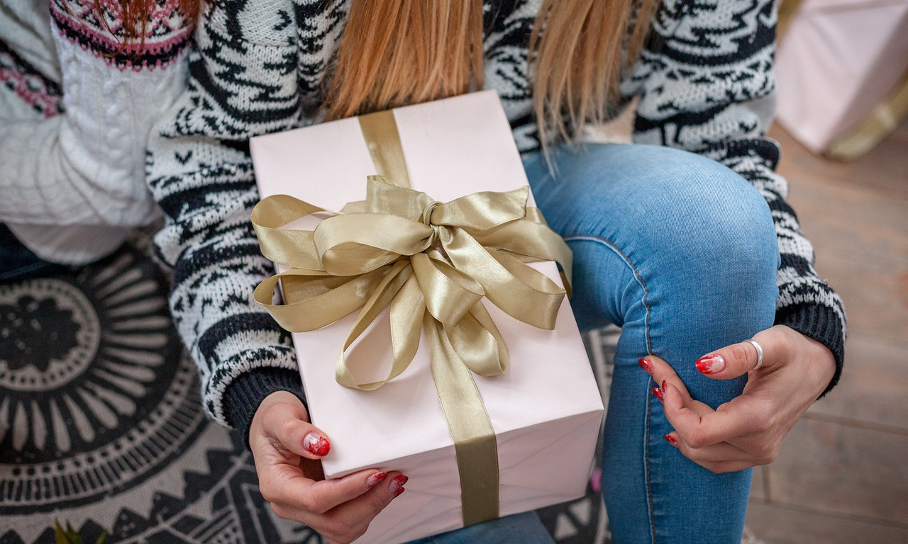 Švajcarci ove godine za NOVOGODIŠNJE poklone izdvajaju 20% manje novca nego lane