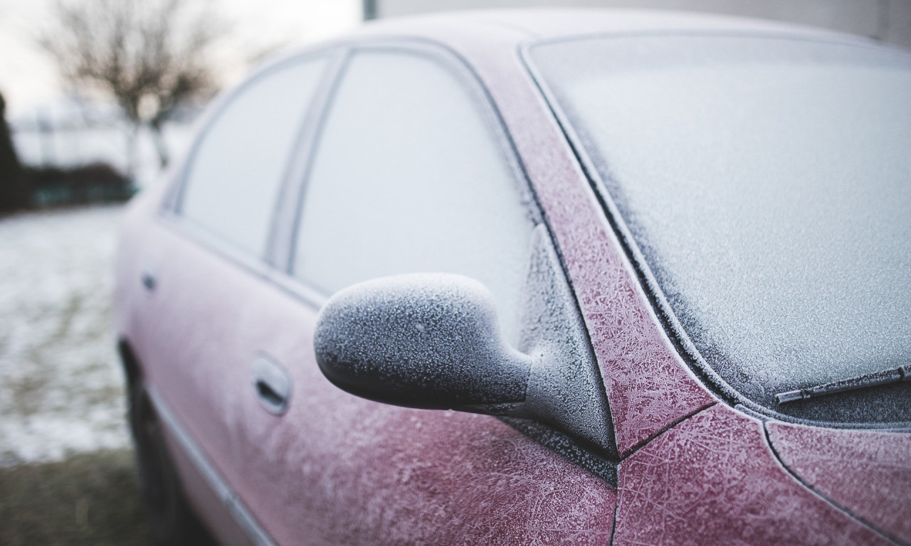 ZALEDILA VAM JE BRAVA NA AUTOMOBILU? Ovo nikako ne smete da radite! Otkrivamo vam najbolji trik