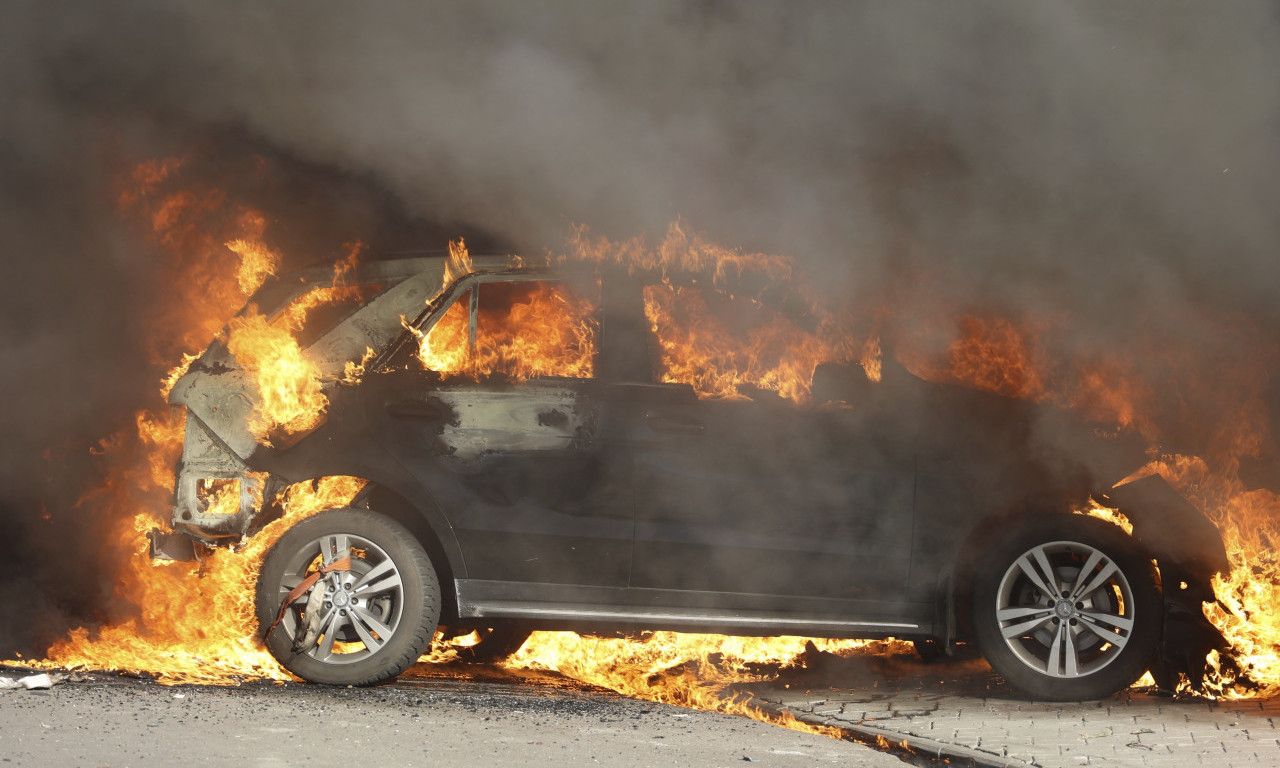 NEMA SPOKOJA na KiM: Zapaljen automobil sa SRPSKIM TABLICAMA u Lešku