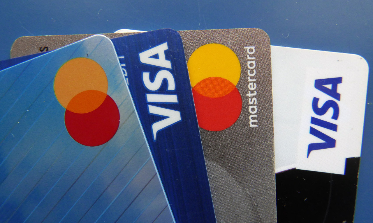 Ovo UOPŠTE nisu LEPE vesti: Evo koje se PROMENE spremaju za KORISNIKE Visa i Mastercard