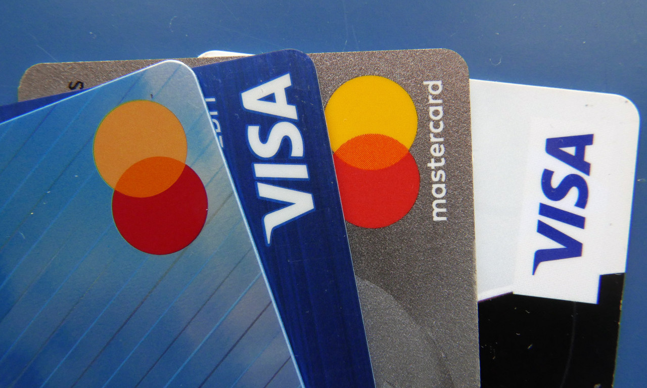RUMUN FALSIFIKOVANIM KARTICAMA MESECIMA PLAĆAO U AVIONIMA "ER SRBIJE" Kupio artikle za pola miliona dinara, pa uhapšen