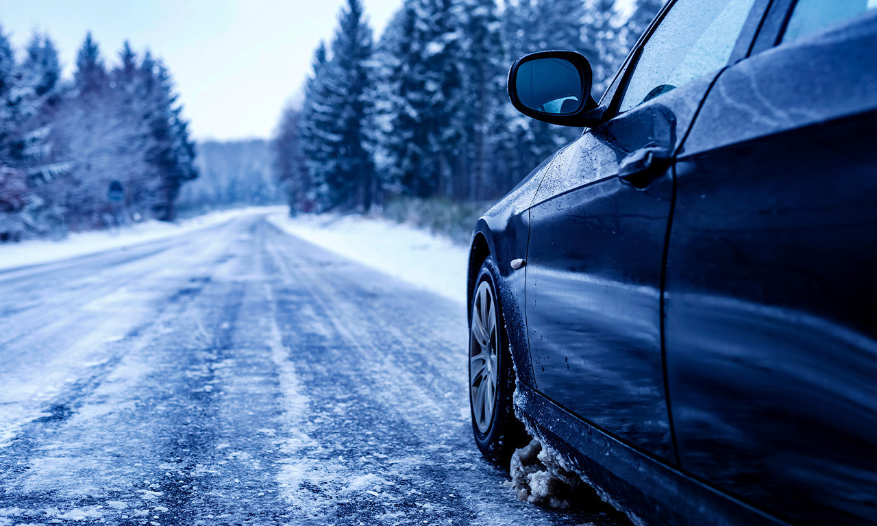 Vozači, OPREZNO - otvorite ČETVORO OČIJU! Sitan sneg i POLEDICA na putevima, OVA MESTA su NAJOPASNIJA