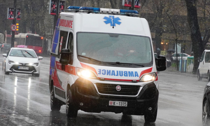 Automobil udario TRUDNICU na Voždovcu: Prevezena na VMA