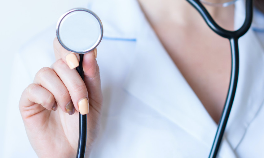 LEKARKA HITNE MEDICINE UHVAĆENA DOK ŠMRČE KOKAIN Isplivale šok fotografije, ona otišla na bolovanje