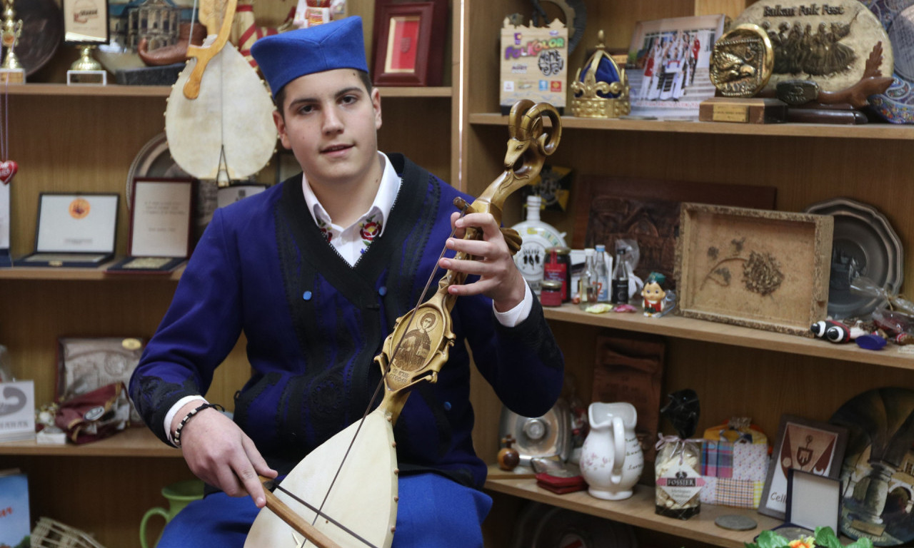 Osmak čuva tradiciju Srba: Stavim ŠAJKAČU na glavu, OPANKE na noge i zasviram GUSLE