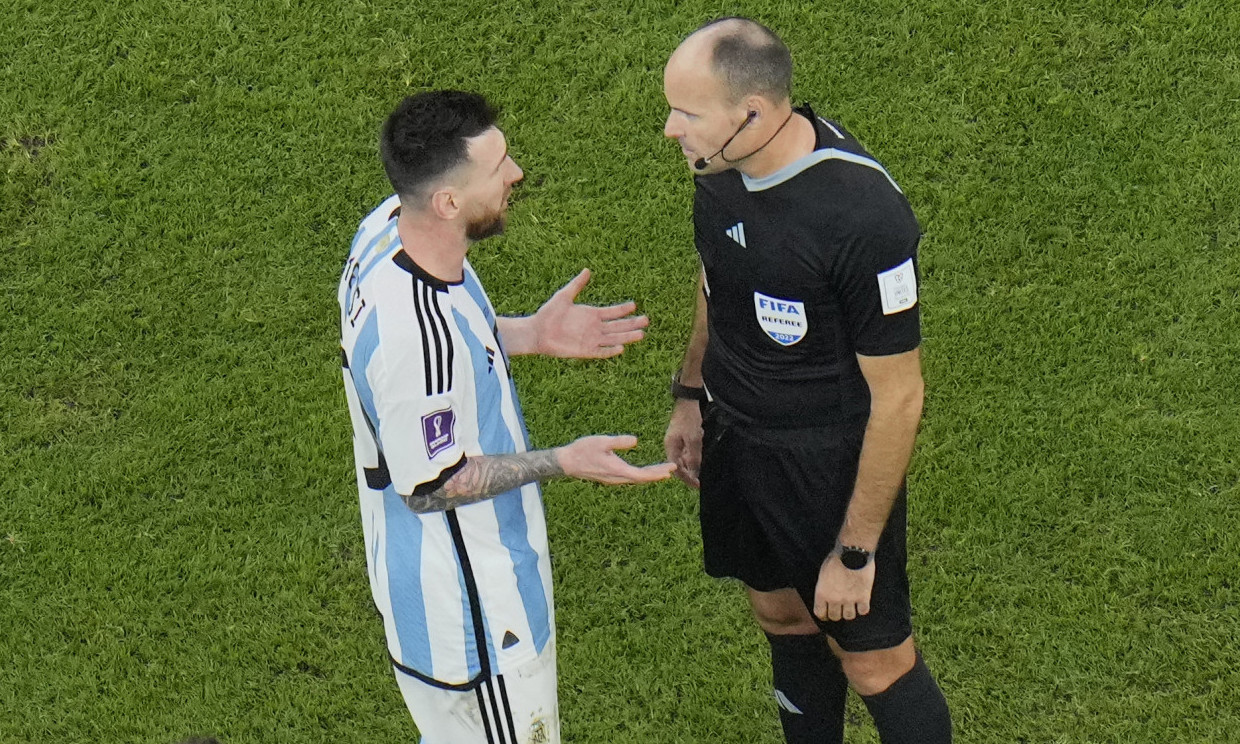 Lahoz i Oliver ODSVIRALI SVOJE: FIFA pokazala CRVENI KARTON dvojici sudija
