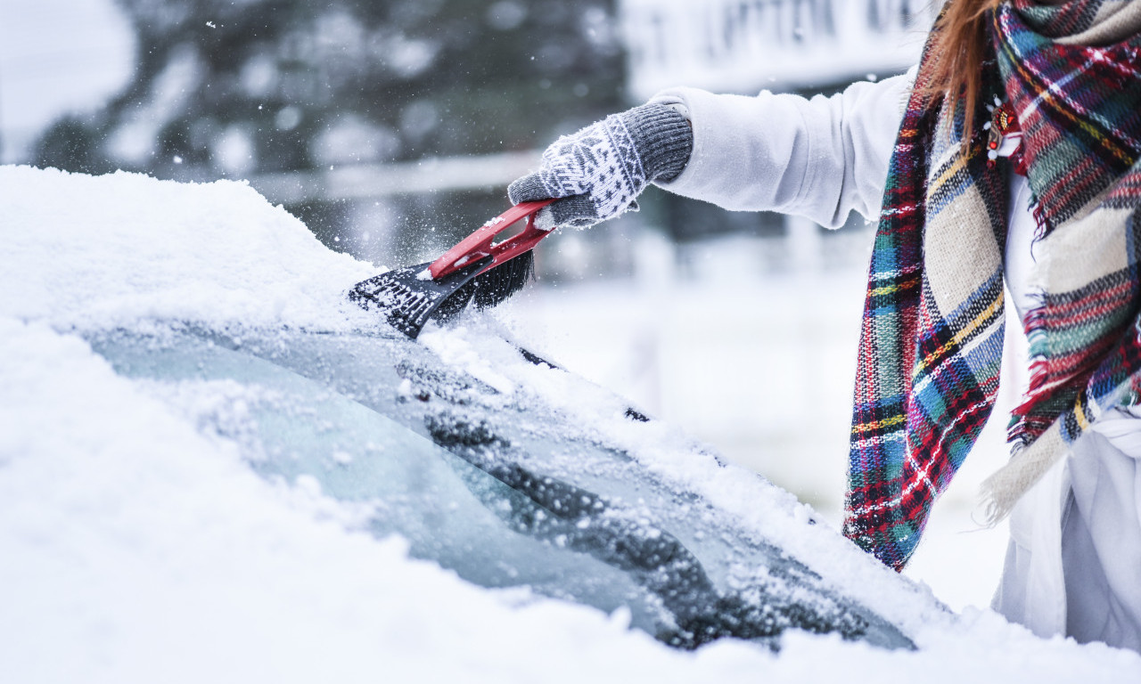 KAŽITE ZBOGOM ZALEĐENOJ ŠOFERŠAJBNI: Poprskajte ovaj trik uveče i ujutru uživajte u čistim staklima!