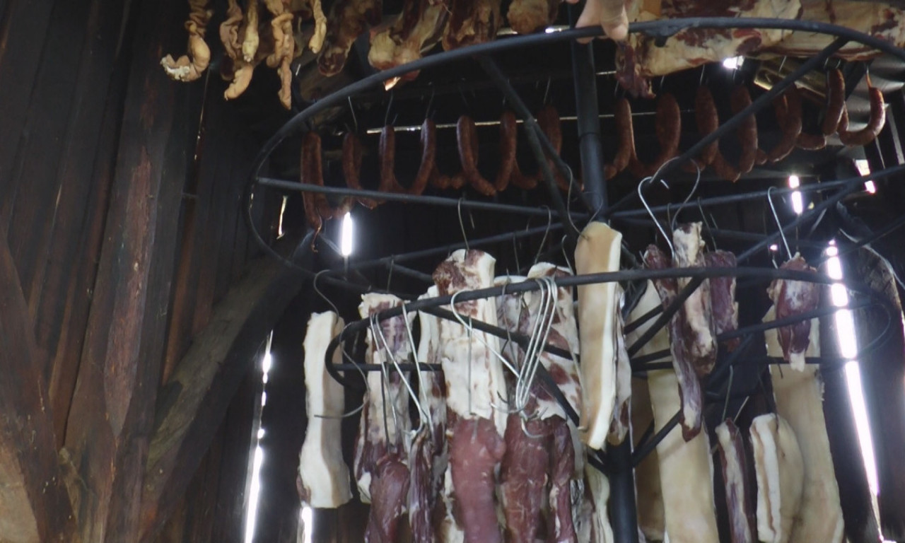 Neko je baš bio GLADAN: Lopovi ukrali 300 KILOGRAMA suvog mesa iz SUŠARE