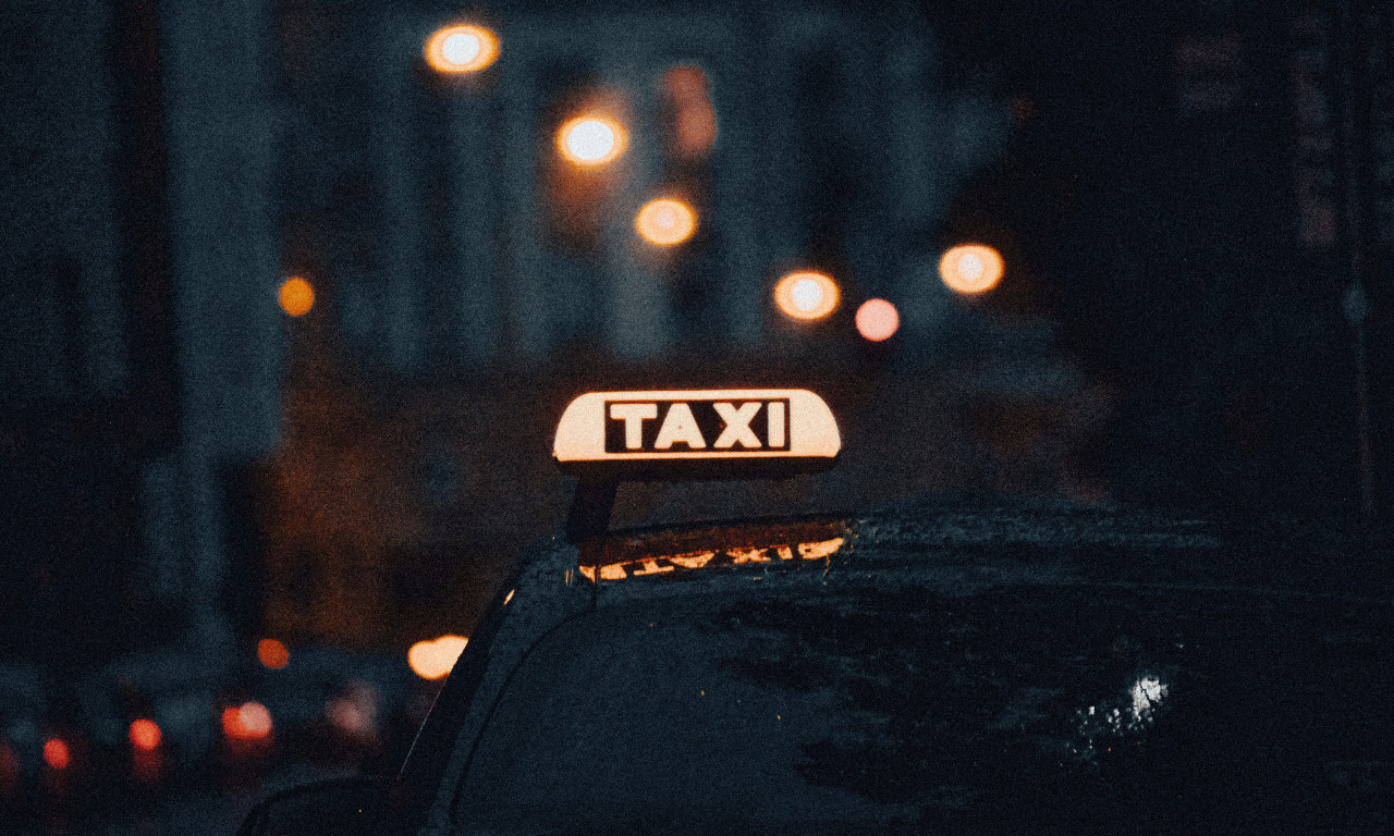 TAKSISTA PREMINUO TOKOM VOŽNJE Automobil udario u druga vozila i zakucao se u banderu u Zrenjaninu