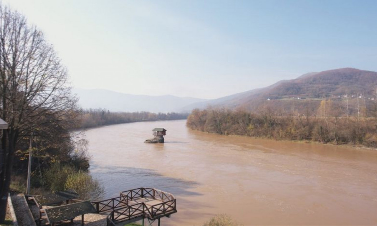 DRAMA na Drini TRAJE: Meštani ne gube nadu, a ovo OTEŽAVA POTRAGU za ženom koja je juče upala u REKU