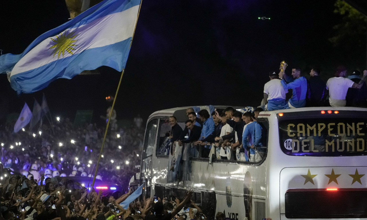 FUDBALSKI BOGOVI su stigli kući: Argentina U EUFORIJI, šampioni ZAMALO DA PADNU S AUTOBUSA
