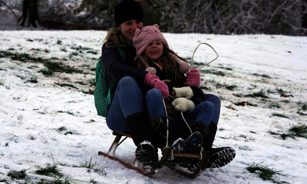 PRIKRADA SE ZIMA: Danas hladnije, sneg i u NIŽIM KRAJEVIMA
