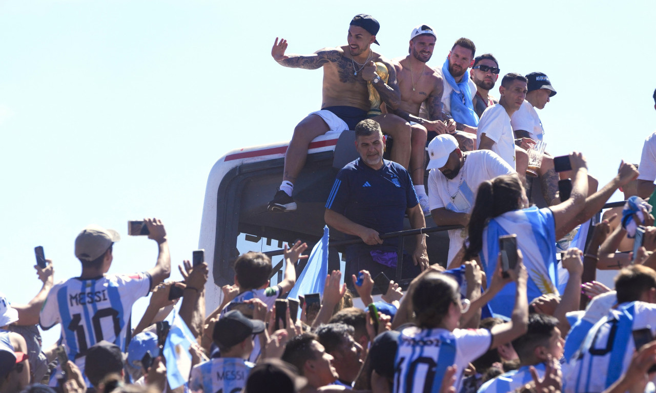 VRVI kao u KOŠNICI: Fudbaleri Argentine u pobedničkoj paradi u Buenos Ajresu