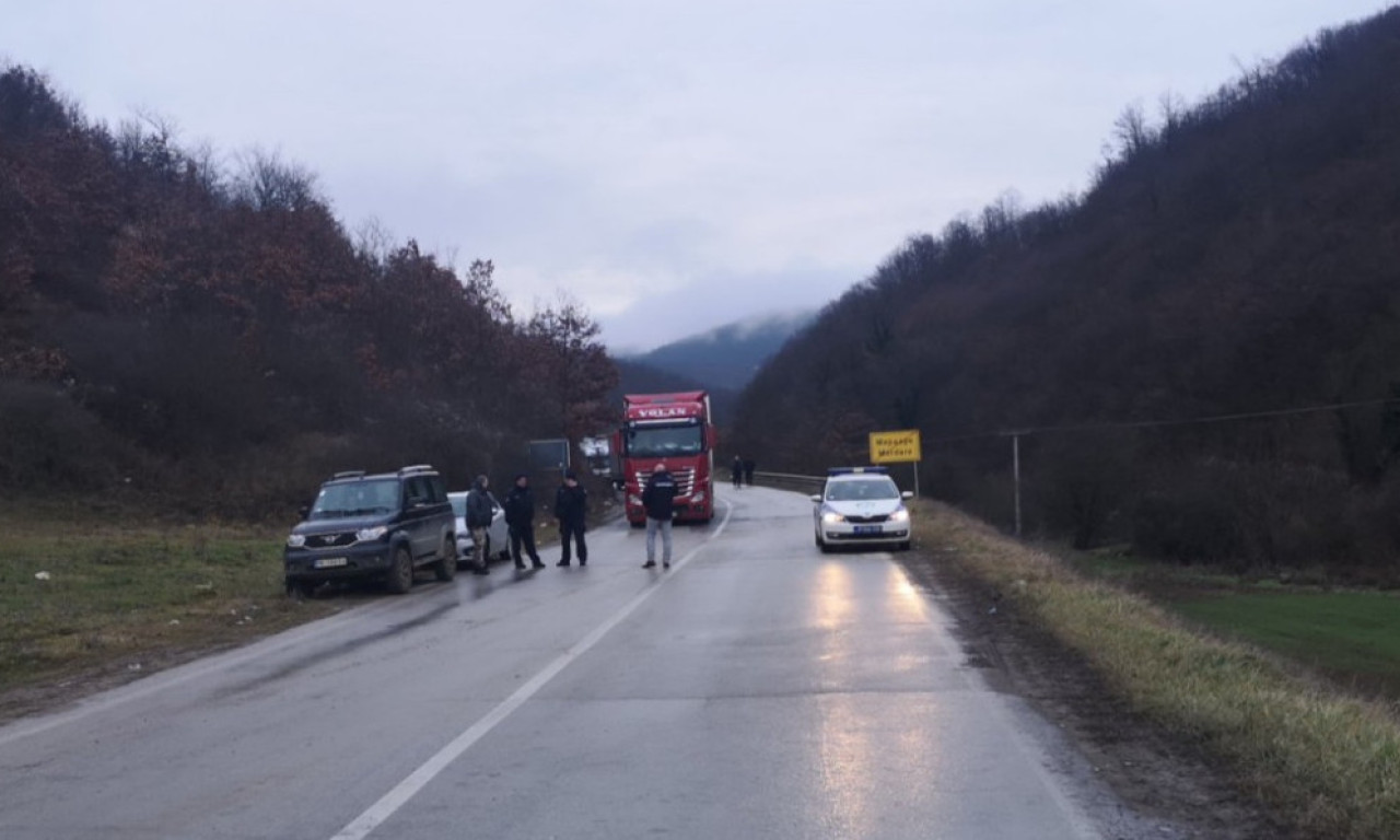 Srbi sa severa Kosova danas UKLANJAJU BARIKADE