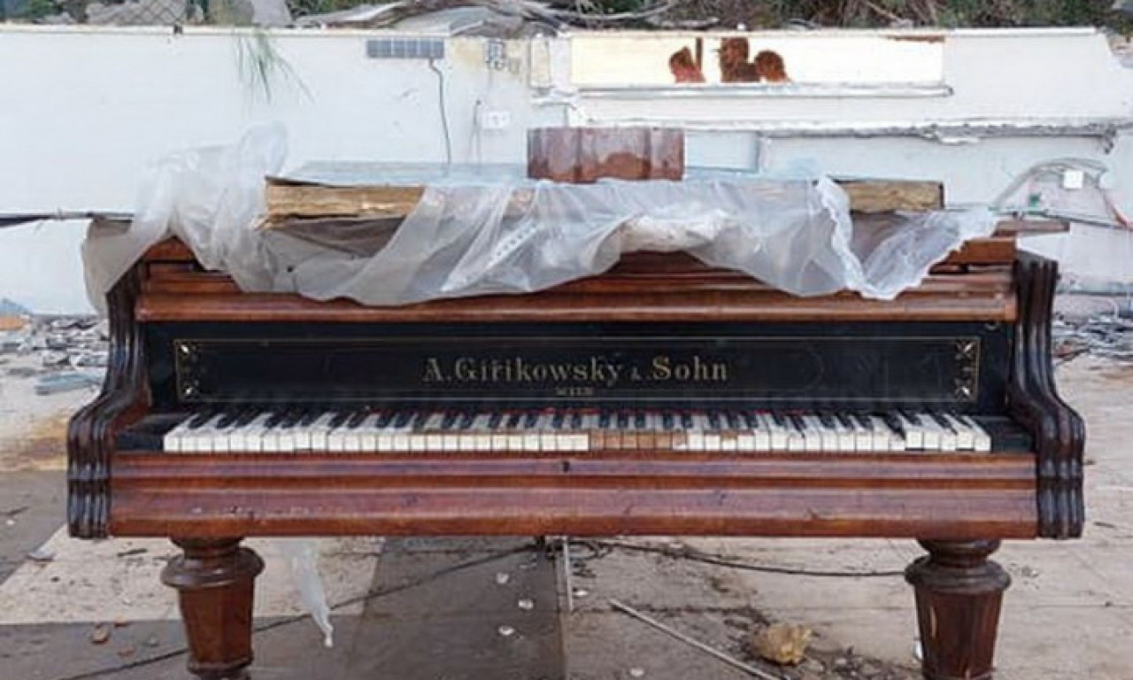 U Splitu na plaži OSTAVLJEN  i BAČEN  stari klavir koji i DANAS  vredi kao NOV AUTO