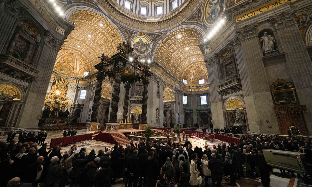 Odavanje pošte papi Benediktu, HILJADE ljudi u Vatikanu