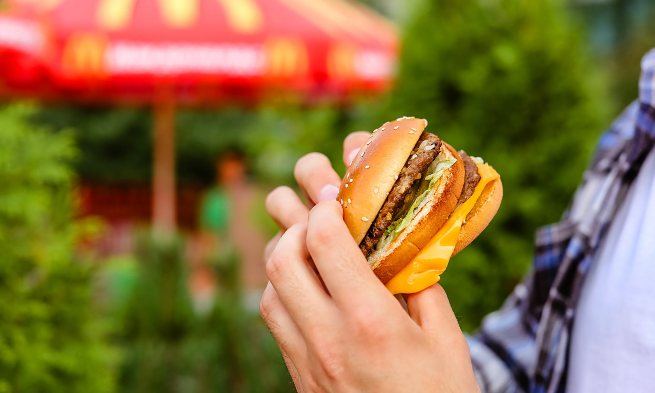McDonalds na STUBU SRAMA zbog reklame za "MEKHRSKAVI" BURGER: Kad su shvatili šta su uradili, ODMAH SU JE POVUKLI