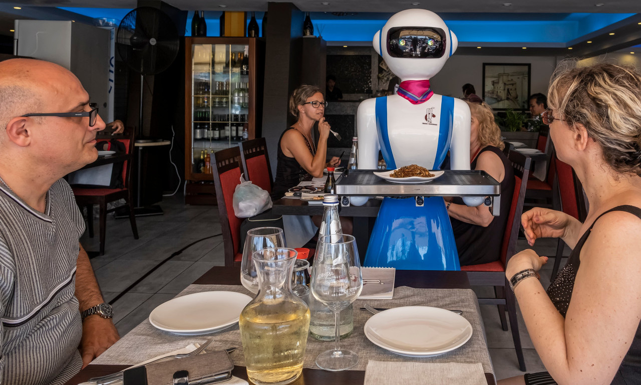 Sve više ROBOTA KONOBARA u restoranima u Barseloni