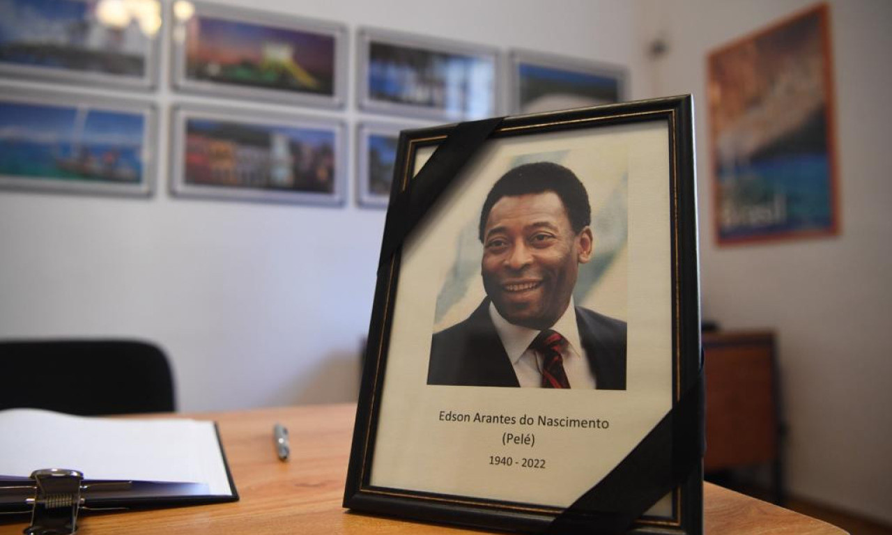 Aleksandar Vučić se UPISAO u KNJIGU ŽALOSTI: Gubitak Pelea će NEPOVRATNO promeniti svet FUDBALA