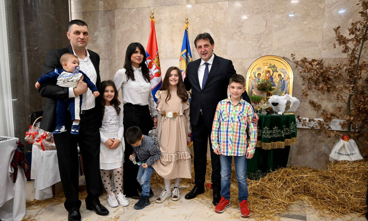 Policajka iz Nove Varoši i njenih petoro dece POLOŽAJNICI na obeleževanju Božića u MUP-u Srbije