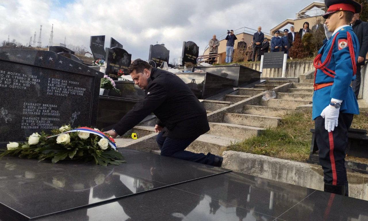 DAN REPUBLIKE SRPSKE: Položeni venci na spomen-kosturnicu i grobnicu 12 banjalučkih beba