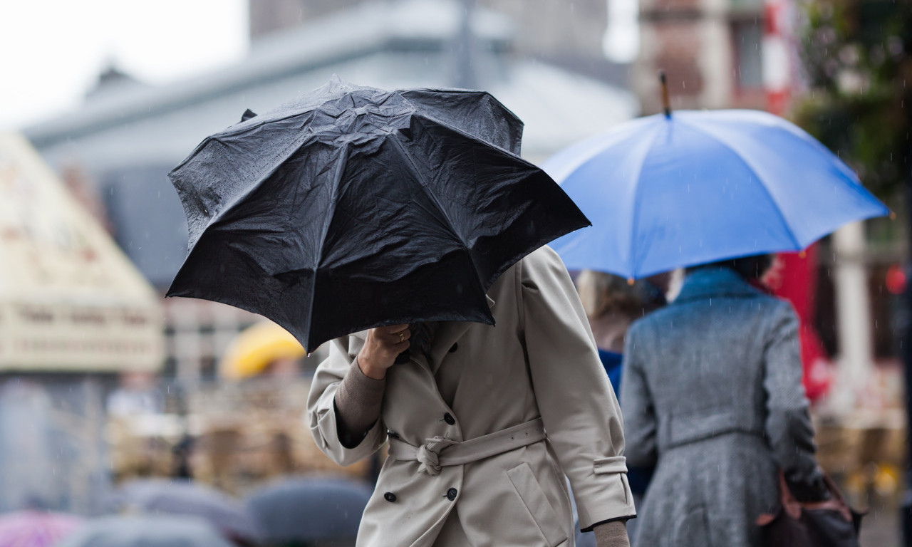 STIŽE NEVREME KAKVO SRBIJA NE PAMTI! Vetar čupa drveće iz korena, prete orkanski udari – evo gde će biti najkritičnije