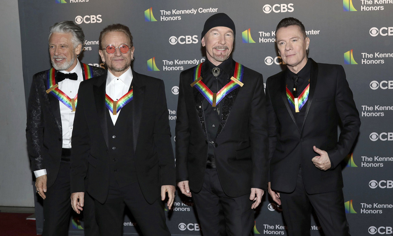 U2 objavljuje kompilaciju STARIH PESAMA U NOVOM RUHU na Dan Svetog Patrika