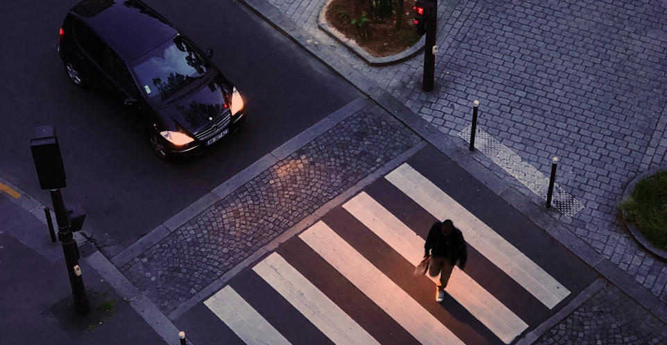 Trebaće nam kurs DA BUDEMO UZORNI PEŠACI? Evo kako ćemo, po novom Zakonu, MORATI DA SE PONAŠAMO na pešačkom
