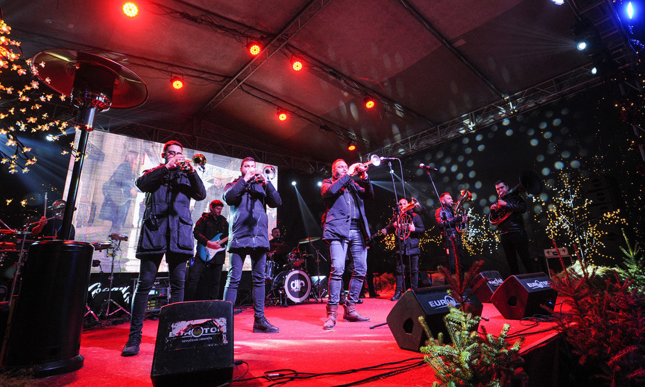 I tradicija i ROCK HITOVI: Dejan Petrović Big Band održao KONCERT u Beogradu na vodi