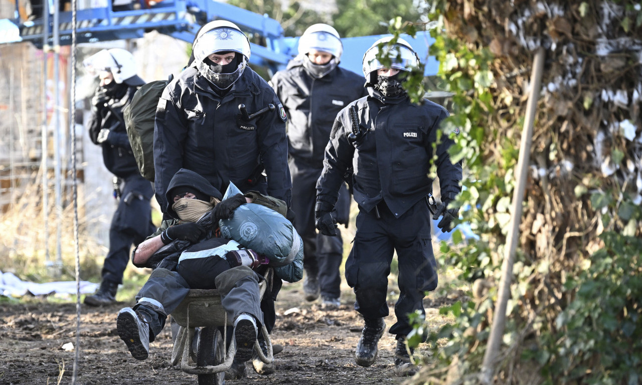 Policajci KRENULI na demonstrante, pa se ZAGLAVILI u blatu: Šta se zapravo DEŠAVA u Nemačkoj?