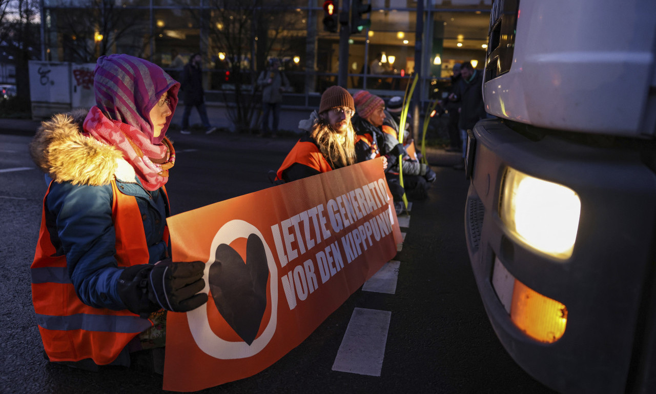 U Nemačkoj se ZAHUKTAVA: Klimatski aktivisti se ZALEPILI za ulicu u Kelnu zbog RUDNIKA u Liceratu