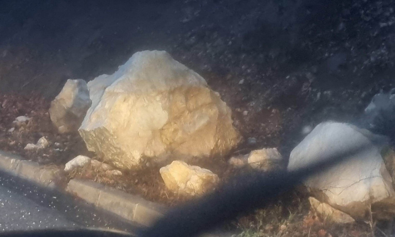 Vozači OPREZ! ODRON na magistralnom putu kod Nove Varoši: Kamenje se survalo na kolovoz