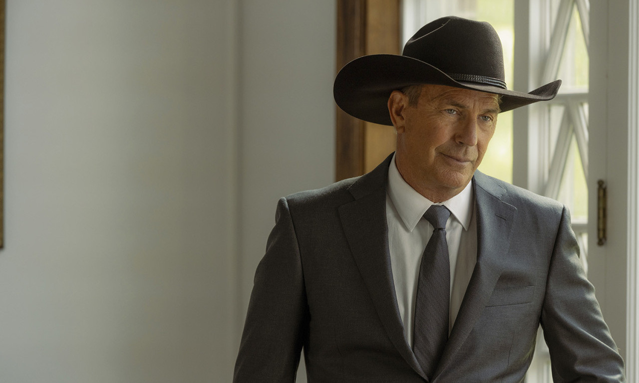 ONA JE VOLELA TENISERE, A SADA... Sa Kevinom Kostnerom na otvaranju poznatog kluba (FOTO)