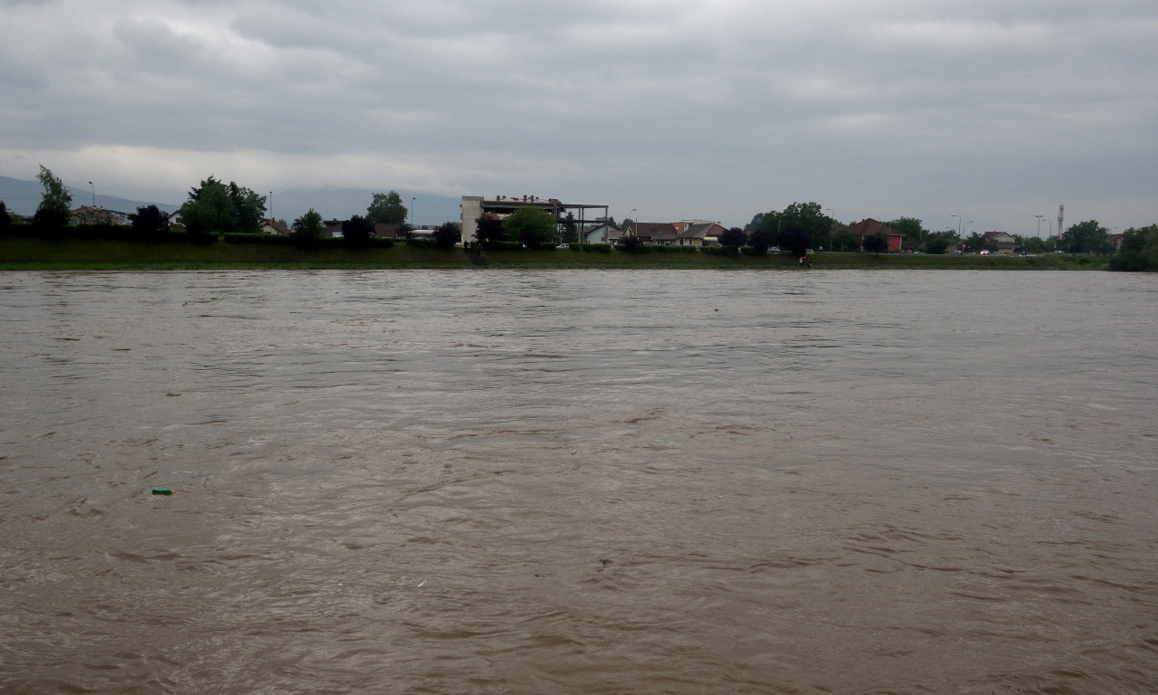 VANREDNA ODBRANA OD POPLAVA NA RECI IBAR Nadležni pripremili džakove sa peskom