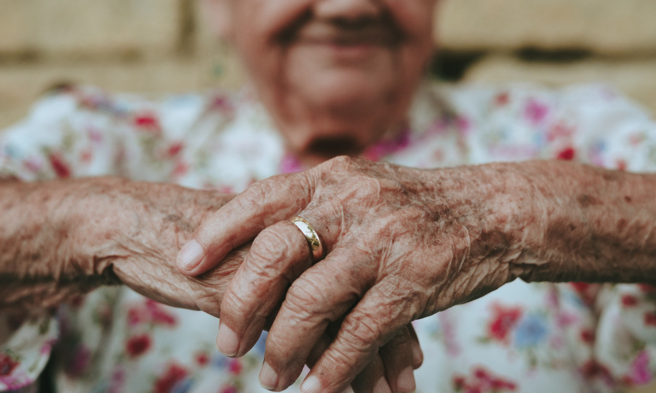 Nije muka SAMO BESPARICA: Ono što starijima STVARNO NEDOSTAJE su - pomoć i PODRŠKA PORODICE