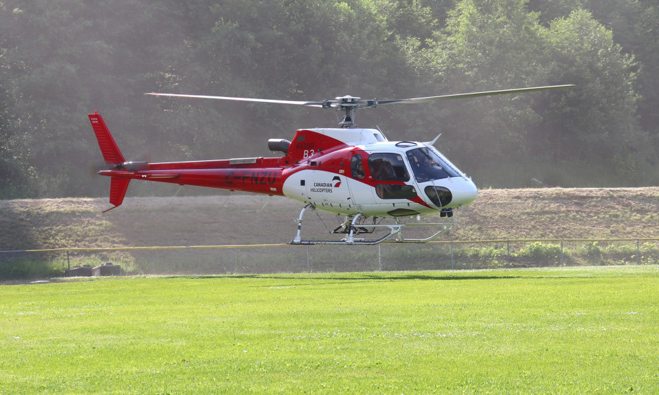 Helikopter pun PIJANACA sleteo na TEREN usred utakmice, navijači PREBILI pilota i putnike