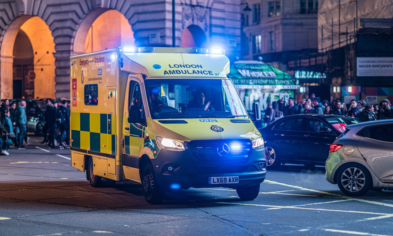 Nesreća ili NAMERA? Kolima se zaleteo u grupu pešaka, POVREDIO 6 LJUDI, pa pobegao s lica mesta