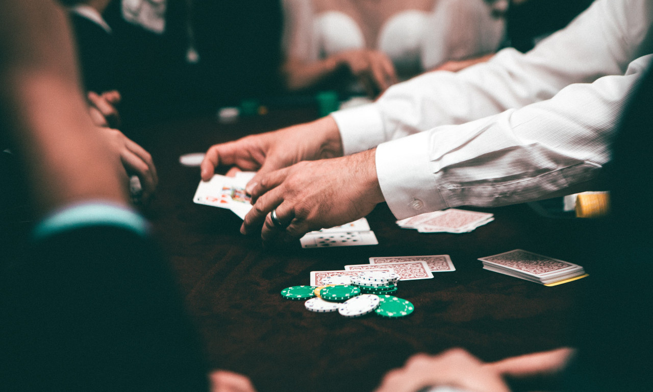 Krupije tužio KAZINO U BUDVI: Prisvajali BAKŠIŠ, mesečno i do 300.000 EVRA